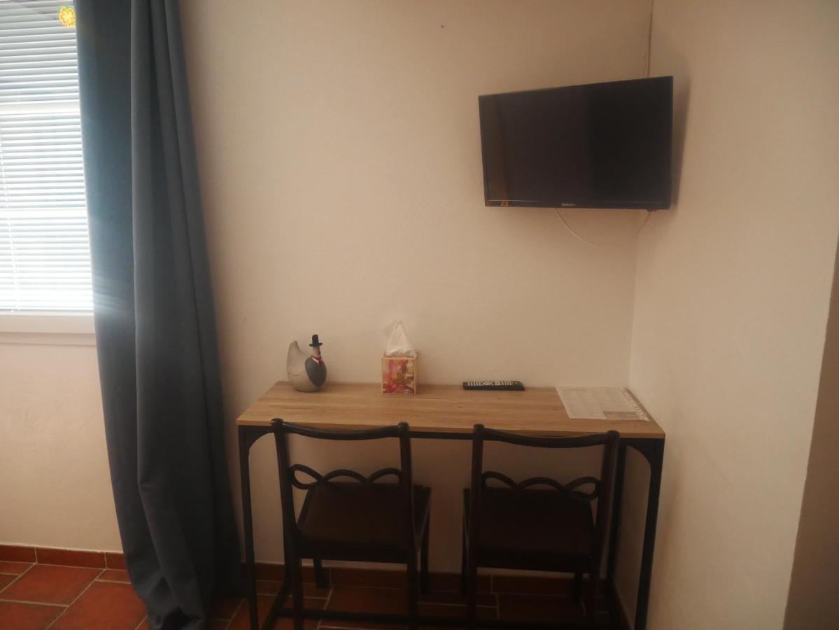 Bed and Breakfast La Feniere Venejan Екстер'єр фото
